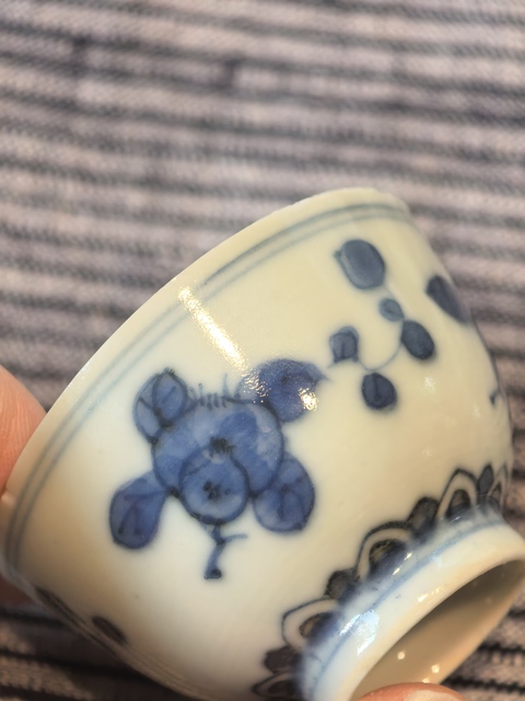 古玩陶瓷花果紋青花杯真品鑒賞圖