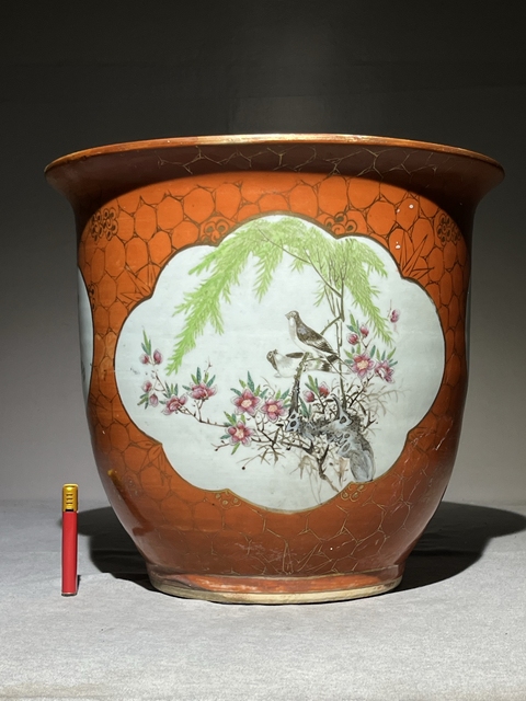 古玩陶瓷珊瑚紅描金開窗粉彩花鳥紋花盆真品鑒賞圖