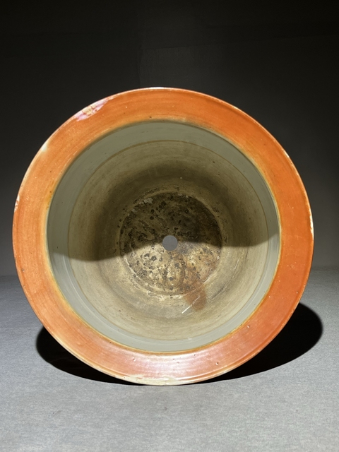 古玩陶瓷珊瑚紅描金開窗粉彩花鳥紋花盆真品鑒賞圖