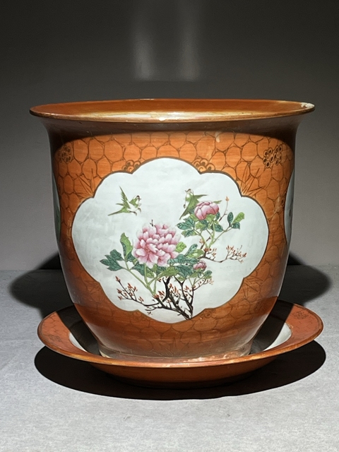 古玩陶瓷珊瑚紅描金開窗粉彩花鳥紋花盆真品鑒賞圖