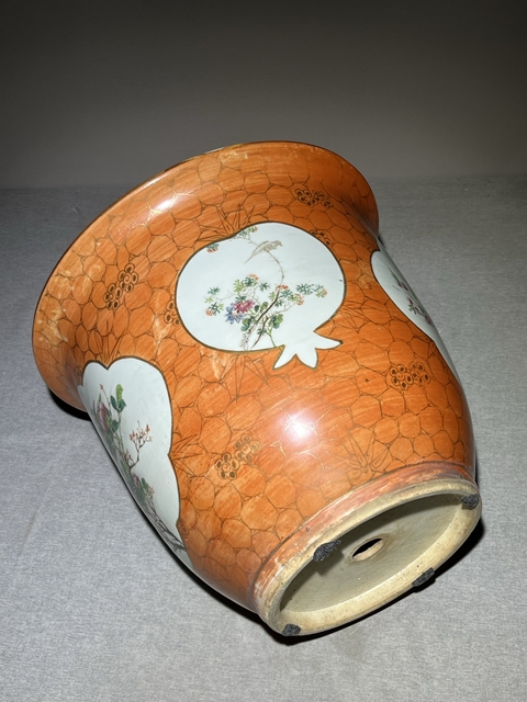 古玩陶瓷珊瑚紅描金開窗粉彩花鳥紋花盆真品鑒賞圖