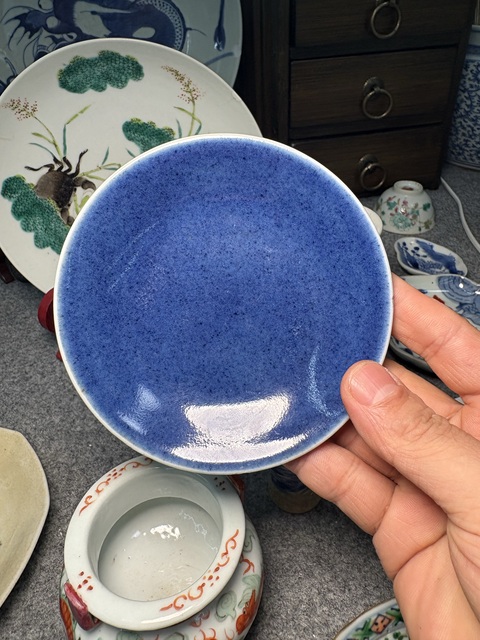古玩陶瓷灑藍釉盤真品鑒賞圖