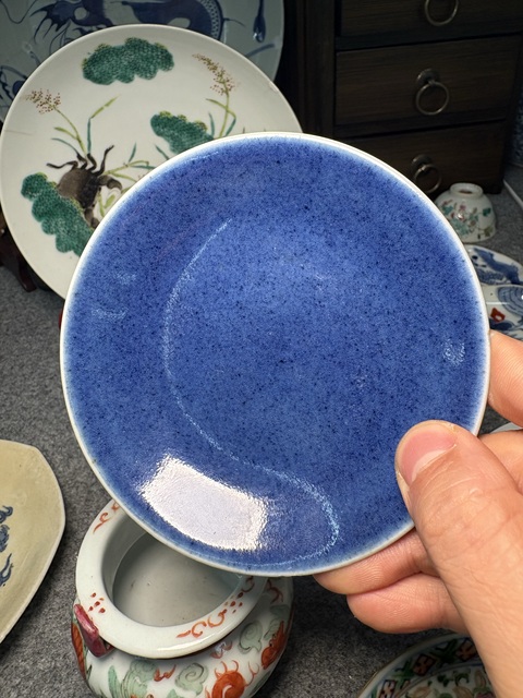 古玩陶瓷灑藍釉盤真品鑒賞圖