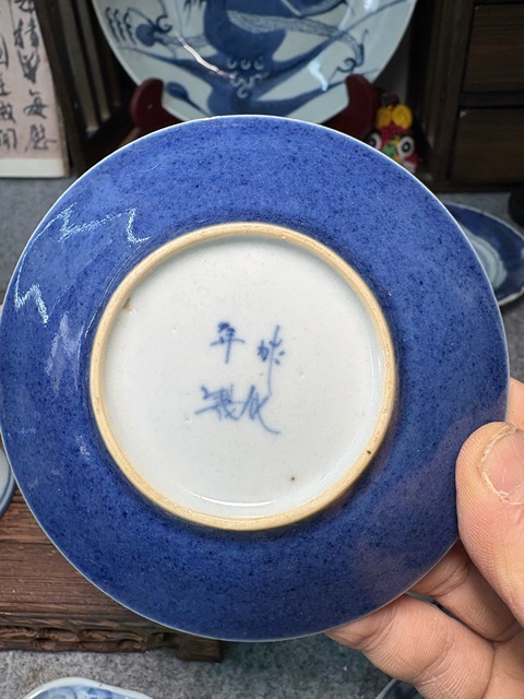 古玩陶瓷灑藍釉盤真品鑒賞圖