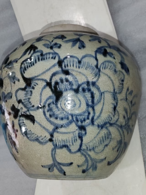 古玩陶瓷青花花卉紋罐真品鑒賞圖