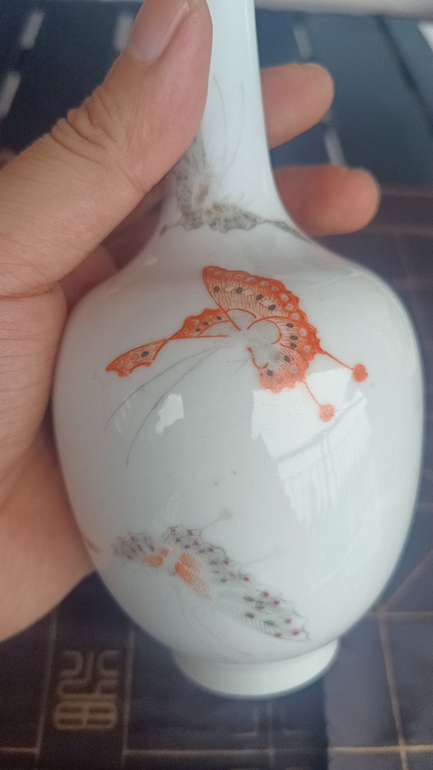 古玩陶瓷蝶紋蒜頭瓶真品鑒賞圖