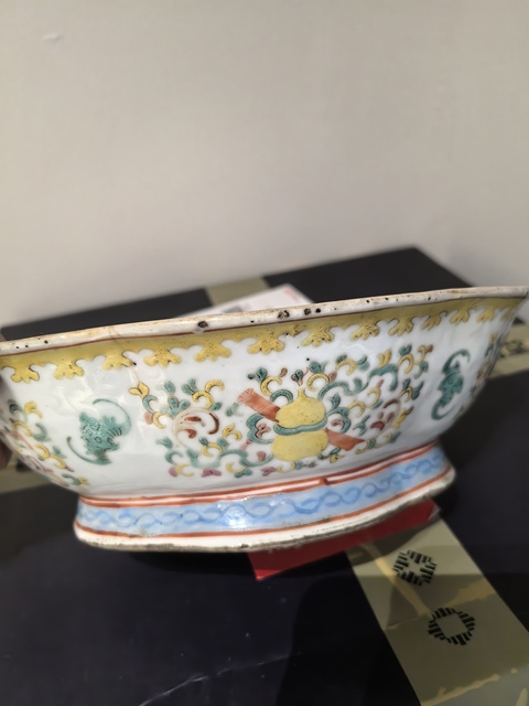 古玩陶瓷暗八仙粉彩海棠型貢盤真品鑒賞圖