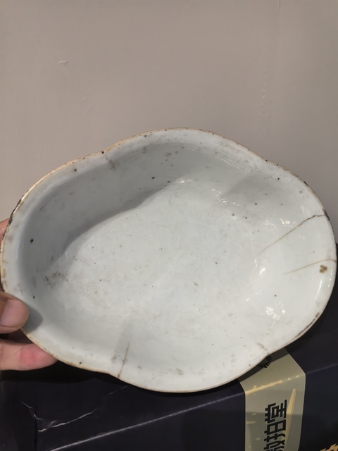 古玩陶瓷暗八仙粉彩海棠型貢盤真品鑒賞圖