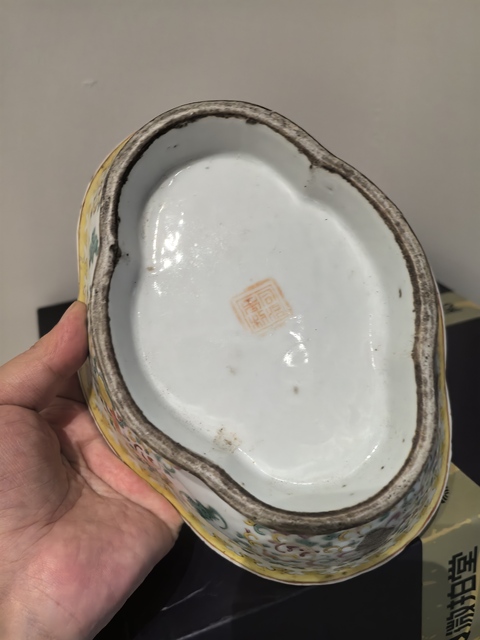 古玩陶瓷暗八仙粉彩海棠型貢盤真品鑒賞圖