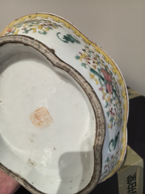 古玩陶瓷暗八仙粉彩海棠型貢盤真品鑒賞圖