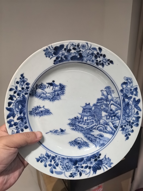 古玩陶瓷樓臺亭閣山水紋青花盤真品鑒賞圖