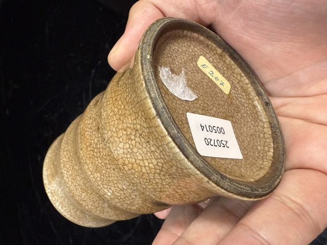 古玩陶瓷哥釉竹節筆筒真品鑒賞圖