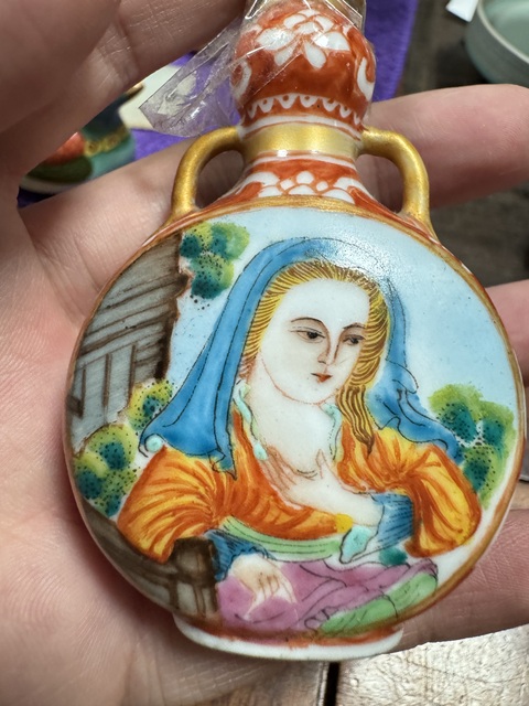 古玩陶瓷琺瑯彩人物紋抱月瓶真品鑒賞圖