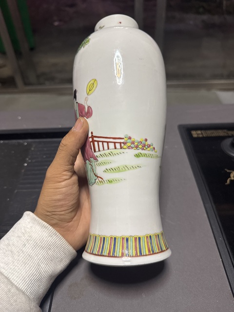 古玩陶瓷仕女紋粉彩雞腿蓋瓶拍賣，當(dāng)前價(jià)格1000元