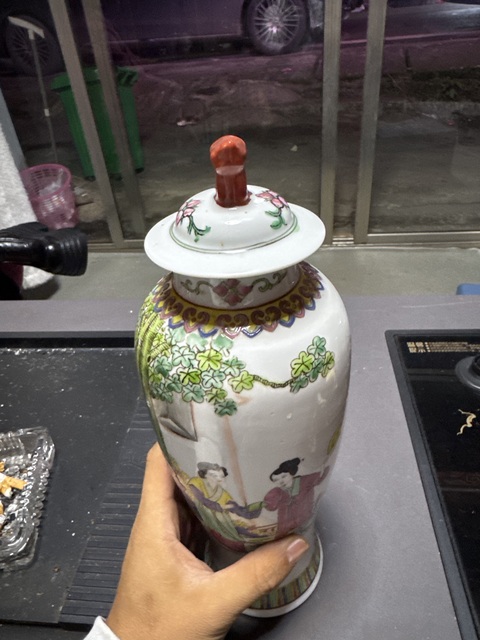 古玩陶瓷仕女紋粉彩雞腿蓋瓶拍賣，當(dāng)前價(jià)格1000元