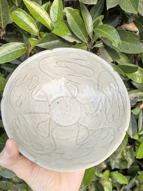 古玩陶瓷景德鎮窯系青白釉刻花葵口碗真品鑒賞圖