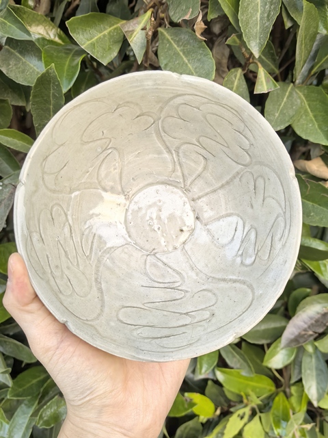 古玩陶瓷景德鎮窯系青白釉刻花葵口碗真品鑒賞圖