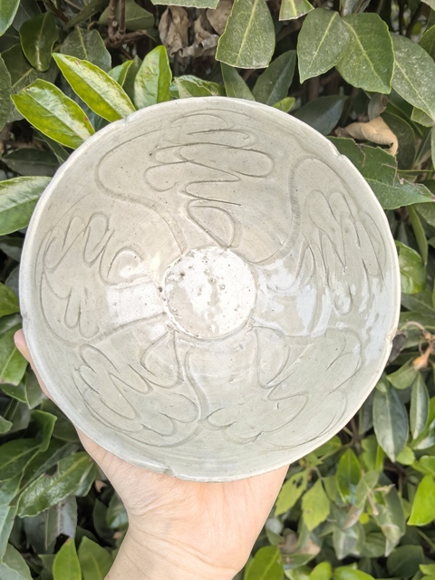 古玩陶瓷景德鎮窯系青白釉刻花葵口碗真品鑒賞圖