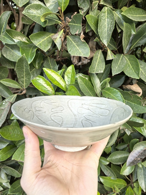 古玩陶瓷景德鎮窯系青白釉刻花葵口碗真品鑒賞圖