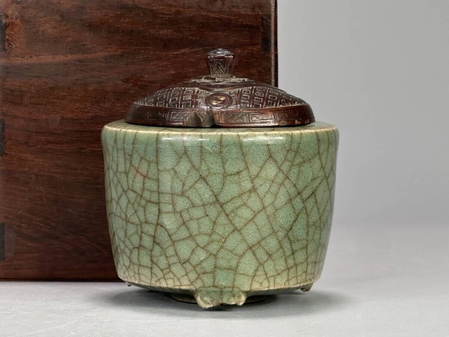 古玩陶瓷青釉三足筒式香爐真品鑒賞圖