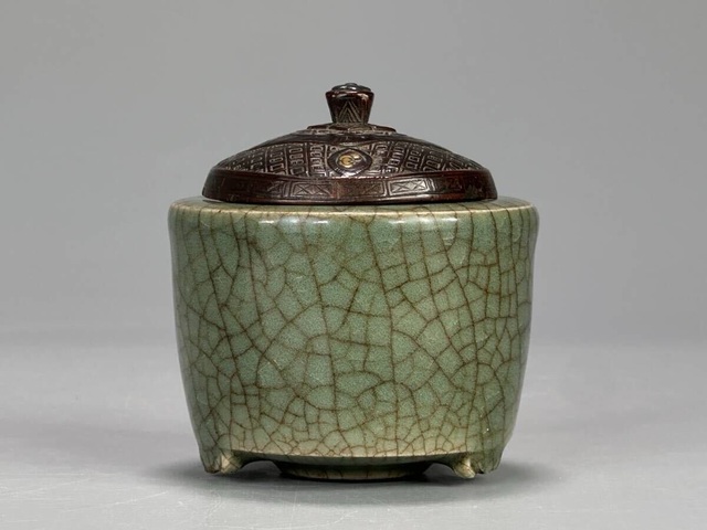 古玩陶瓷青釉三足筒式香爐真品鑒賞圖
