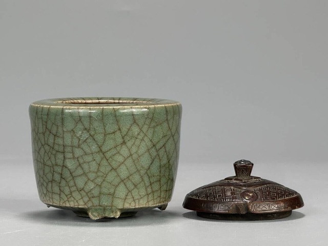 古玩陶瓷青釉三足筒式香爐真品鑒賞圖