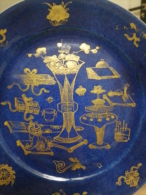 古玩陶瓷清康熙 灑藍釉描金博古紋折沿盤真品鑒賞圖