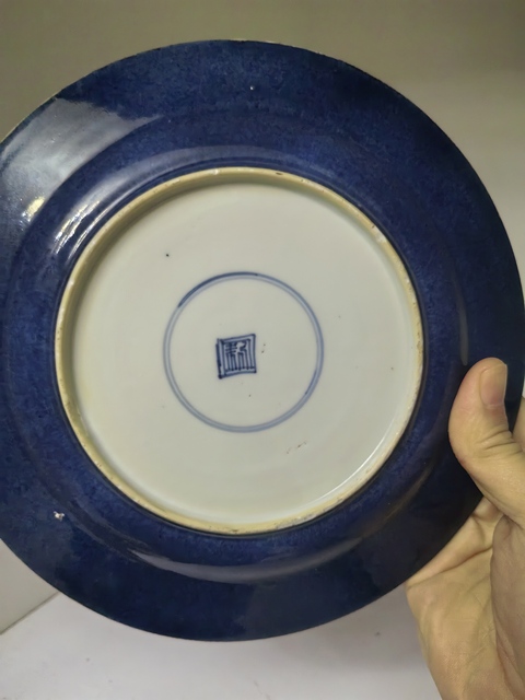 古玩陶瓷清康熙 灑藍釉描金博古紋折沿盤真品鑒賞圖