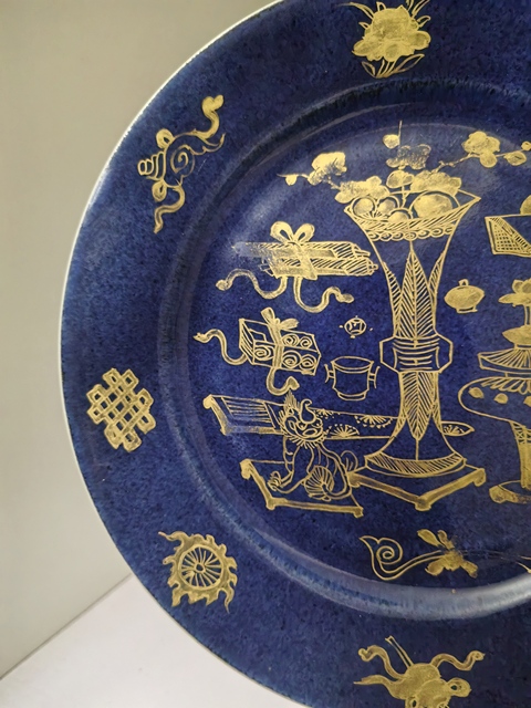 古玩陶瓷清康熙 灑藍釉描金博古紋折沿盤真品鑒賞圖