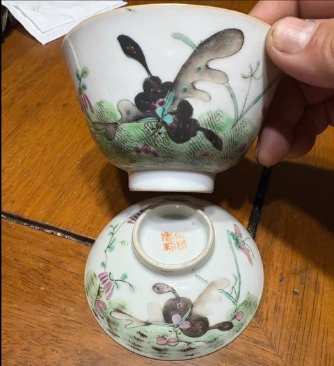 古玩陶瓷花蝶紋粉彩蓋杯真品鑒賞圖
