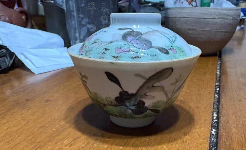 古玩陶瓷花蝶紋粉彩蓋杯真品鑒賞圖