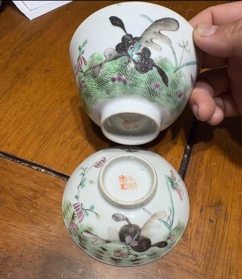 古玩陶瓷花蝶紋粉彩蓋杯真品鑒賞圖
