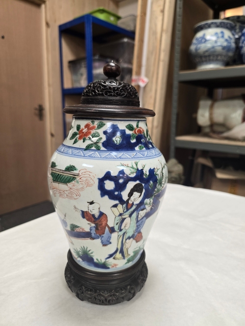 古玩陶瓷青花五彩仕女嬰戲圖蓋罐真品鑒賞圖