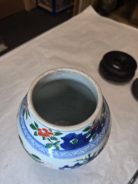 古玩陶瓷青花五彩仕女嬰戲圖蓋罐真品鑒賞圖