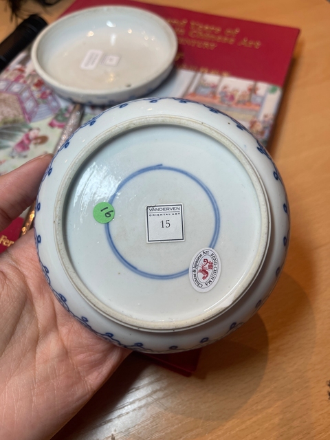 古玩陶瓷青花留白執(zhí)蓮?fù)由w盒真品鑒賞圖