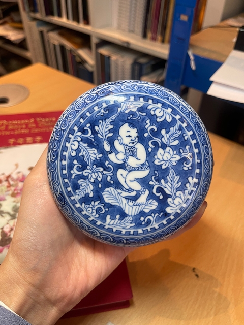 古玩陶瓷青花留白執(zhí)蓮?fù)由w盒真品鑒賞圖