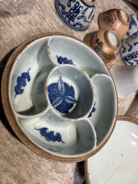 古玩陶瓷青花花卉紋蓋盒真品鑒賞圖