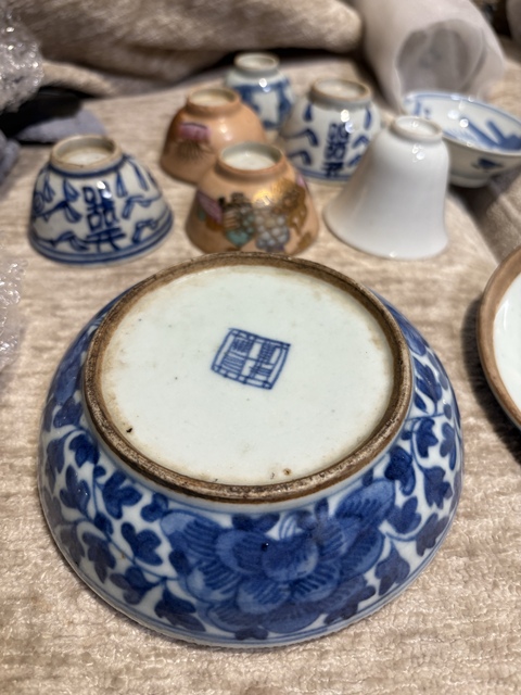 古玩陶瓷青花花卉紋蓋盒真品鑒賞圖