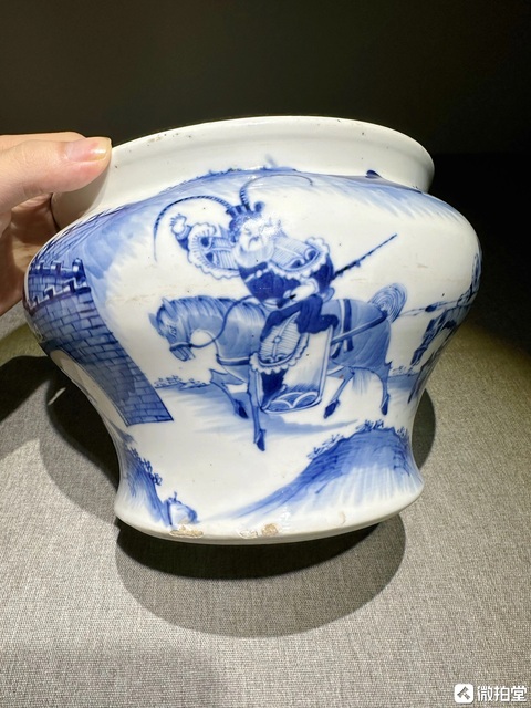 古玩陶瓷空城計(jì)人物青花馬蹄尊真品鑒賞圖