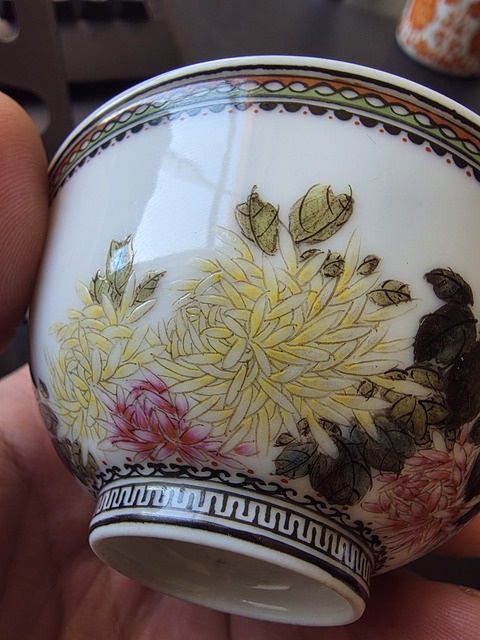 古玩陶瓷粉彩菊花紋碗真品鑒賞圖