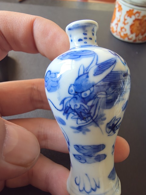 古玩陶瓷青花云龍紋鼻煙壺真品鑒賞圖