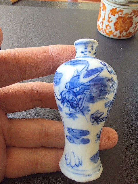 古玩陶瓷青花云龍紋鼻煙壺真品鑒賞圖