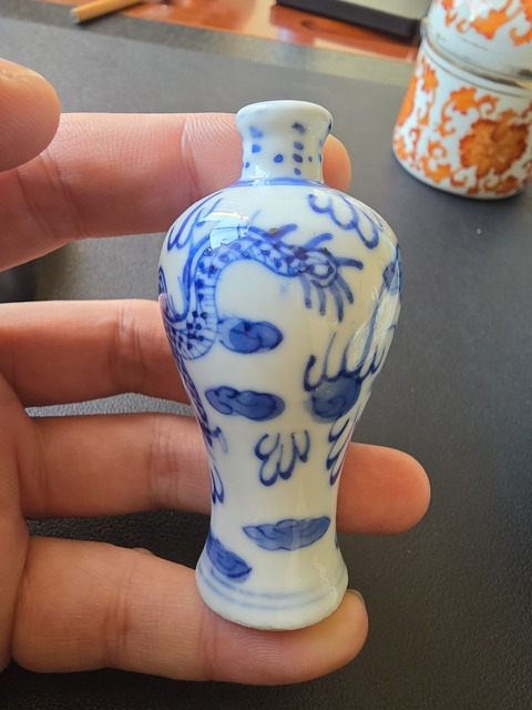 古玩陶瓷青花云龍紋鼻煙壺真品鑒賞圖