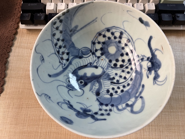 古玩陶瓷過墻龍紋青花碗真品鑒賞圖