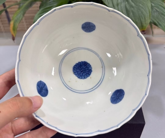 古玩陶瓷青花花卉紋花口碗真品鑒賞圖