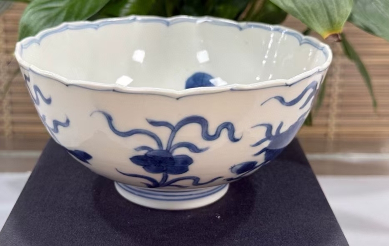 古玩陶瓷青花花卉紋花口碗真品鑒賞圖