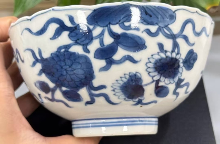 古玩陶瓷青花花卉紋花口碗真品鑒賞圖