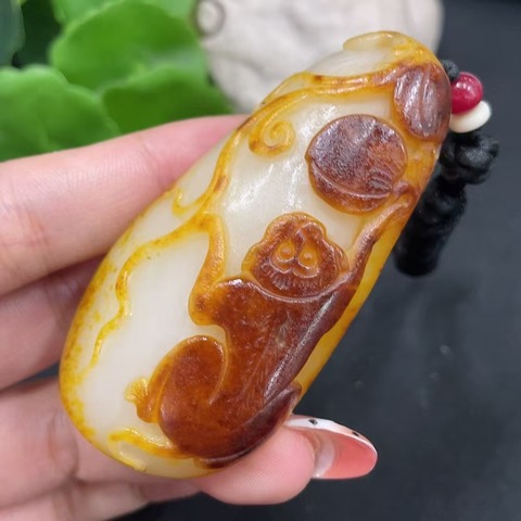 古玩玉器和田玉靈猴獻壽題材把件真品鑒賞圖