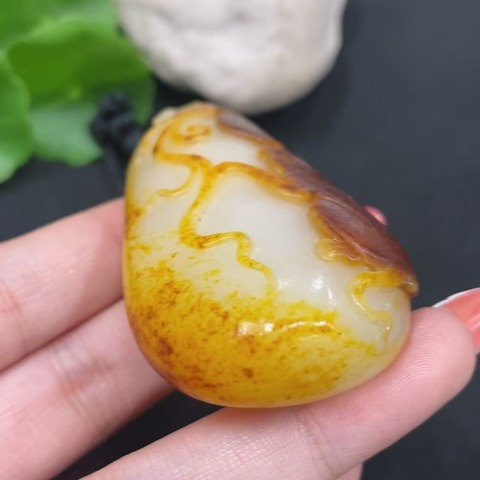 古玩玉器和田玉靈猴獻壽題材把件真品鑒賞圖