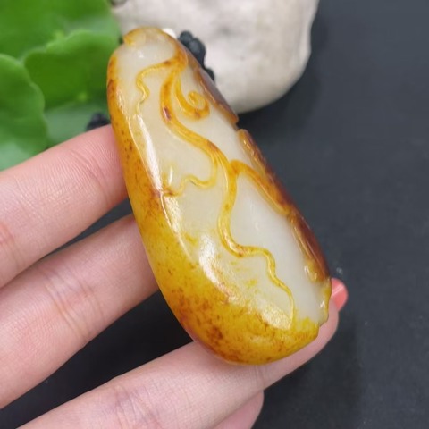 古玩玉器和田玉靈猴獻壽題材把件真品鑒賞圖